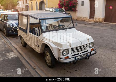 Citroen Mehari parcheggiata in Street, Marseillan, Herault, Occitanie, Francia, Europa Foto Stock