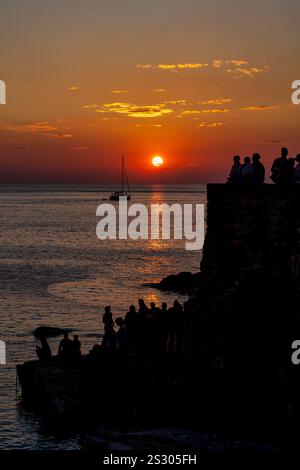 Tramonto sul Mar Ligure dal villaggio di pescatori di Riomaggiore nel Parco Nazionale delle cinque Terre nella regione Liguria del nord-ovest Italia Foto Stock
