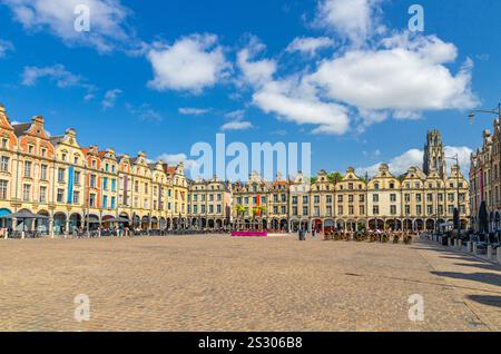 Paesaggio urbano di Arras con edifici in stile fiammingo-barocco sulla piazza del mercato la Petite, Piazza degli Eroi, nel centro storico della città, cielo blu, Artois Foto Stock