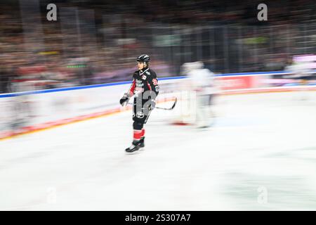 COLONIA, GERMANIA - 7 GENNAIO 2025: Tim Wohlgemuth - partita di hockey su ghiaccio DEL Koelner Haie - Eisbaeren Berlin alla LANXESS ARENA. Solo per uso editoriale. Foto Stock