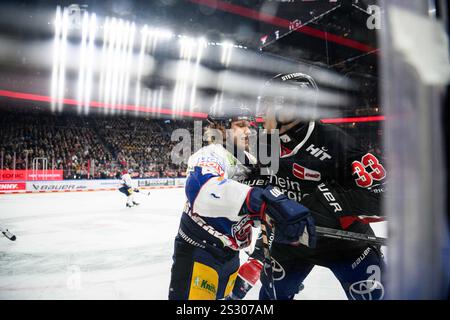 COLONIA, GERMANIA - 7 GENNAIO 2025: Tim Wohlgemuth - partita di hockey su ghiaccio DEL Koelner Haie - Eisbaeren Berlin alla LANXESS ARENA. Solo per uso editoriale. Foto Stock