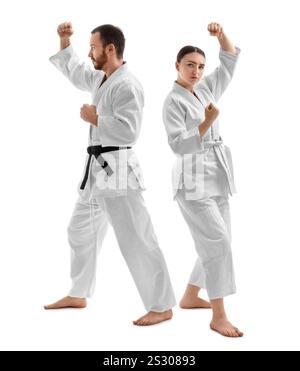 Combattenti di Karate in uniforme su sfondo bianco Foto Stock