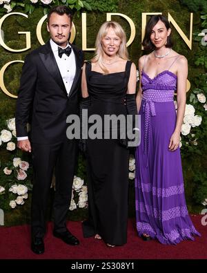 BEVERLY HILLS, LOS ANGELES, CALIFORNIA, USA - 5 GENNAIO: Brandon Thomas Lee, Pamela Anderson e Gia Coppola arrivano alla 82a cerimonia annuale dei Golden Globe Awards per l'eccellenza nelle produzioni cinematografiche e televisive americane del 2024 tenutasi al Beverly Hilton Hotel il 5 gennaio 2025 a Beverly Hills, Los Angeles, California, Stati Uniti. (Foto di Xavier Collin/Image Press Agency) Foto Stock