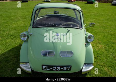 bmw isetta 300 verde chiaro parcheggiata su un campo erboso in una mostra di auto d'epoca Foto Stock
