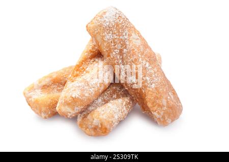 Foto in studio di ciambelle contorte conosciute nel Regno Unito come Yum Yums tagliate su sfondo bianco - John Gollop Foto Stock