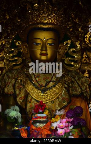 Maitreya futura statua di Buddha in stile tibetano Boudha Stupa e occhi di buddha nel tempio di Boudhanath per i nepalesi i viaggiatori stranieri visitano r Foto Stock