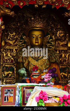Maitreya futura statua del Buddha in stile tibetano Boudha Stupa e occhi del buddha nel tempio di Boudhanath per i nepalesi i viaggiatori stranieri visitano re Foto Stock