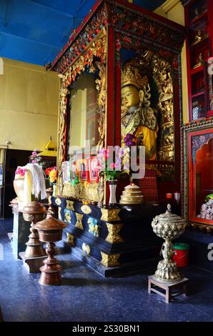 Maitreya futura statua di Buddha in stile tibetano Boudha Stupa e occhi di buddha nel tempio di Boudhanath per i nepalesi i viaggiatori stranieri visitano r Foto Stock