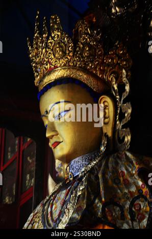 Maitreya futura statua di Buddha in stile tibetano Boudha Stupa e occhi di buddha nel tempio di Boudhanath per i nepalesi i viaggiatori stranieri visitano r Foto Stock