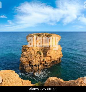 Roccia calcarea vicino a riva. Serata estiva costa atlantica vista (Praia de Sao Rafael, Albufeira Algarve). Foto Stock