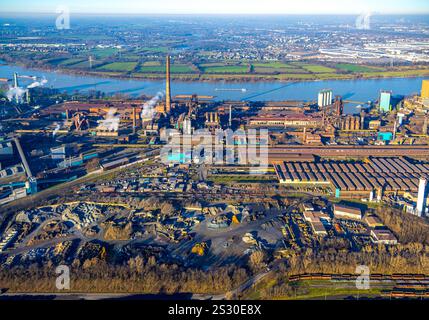 Luftbild, Hüttenwerke Krupp Mannesmann HKM am Fluss Rhein, Blick zur Rheinaue Rheinhausen Friemersheim, Hüttenheim, Duisburg, Ruhrgebiet, Nordrhein-Westfalen, Deutschland ACHTUNGxMINDESTHONORARx60xEURO *** Vista aerea, Hüttenwerke Krupp Mannesmann HKM sul fiume Reno, vista sul Rheinaue Rheinhausen Friemersheim, Hüttenheim, Duisburg, regione della Ruhr, Renania settentrionale-Vestfalia, Germania ATTENTIONxMINDESTHONORARx60xEURO Foto Stock