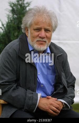 Michael Ondaatje, autore e poeta canadese vincitore del premio Booker, fotografato all'Edinburgh International Book Festival, dove ha parlato del suo lavoro, incluso il suo ultimo romanzo "Anil's Ghost" ambientato nella terra della sua nascita, lo Sri Lanka. Foto Stock