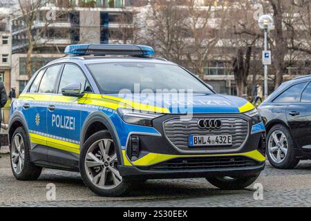 Dreikönigstreffen 2025 der FDP a Stoccarda. Polizeifaharzeug der Marke Audi. // 06.01.2024: Stoccarda, Baden-Württemberg, Deutschland. *** Epifania riunione 2025 del FDP a Stoccarda Audi 06 01 2024 veicolo di polizia Stoccarda, Baden Württemberg, Germania Foto Stock