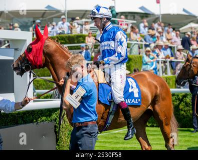 Qatar Goodwood Festival 2024 giorno uno - Jockey Oisin Murphy su Teumessias Fox Foto Stock