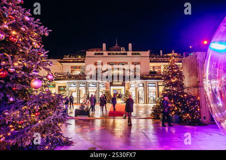 Il famoso Cafe de Paris prima di Natale, a Monte Carlo, nel Principato di Monaco Foto Stock
