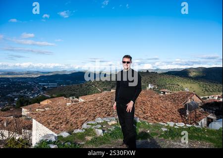 45 anni turista maschile al castello di Berat, Albania. Modello rilasciato Foto Stock
