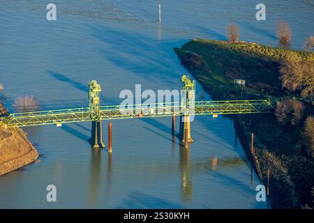 Luftbild, Hubbrücke Rheinpreußenhafen 1931/32, Sehenswürdigkeit, Alt-Homberg, Duisburg, Ruhrgebiet, Nordrhein-Westfalen, Deutschland ACHTUNGxMINDESTHONORARx60xEURO *** veduta aerea, ponte Rheinpreußenhafen 1931 32, Sight, Alt Homberg, Duisburg, zona della Ruhr, Renania settentrionale-Vestfalia, Germania ACHTUNGxMINDESTHONORARx60xEURO Foto Stock
