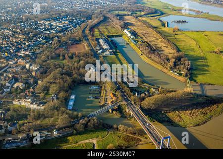 Luftbild, Hubbrücke Rheinpreußenhafen 1931/32 und Fluss Rhein, Sehenswürdigkeit, Schulschiff RHEIN und Brücke Königstraße, Alt-Homberg, Duisburg, Ruhrgebiet, Nordrhein-Westfalen, Deutschland ACHTUNGxMINDESTHONORARx60xEURO *** veduta aerea, ponte Rheinpreußenhafen 1931 32 e fiume Reno, vista, nave scuola RHEIN e ponte Königstraße, Alt Homberg, Duisburg, regione della Ruhr, Renania settentrionale-Vestfalia, Germania ACHTUNGxMINDESTHONORARx60xEURO Foto Stock