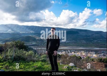 45 anni turista maschile al castello di Berat, Albania. Modello rilasciato Foto Stock
