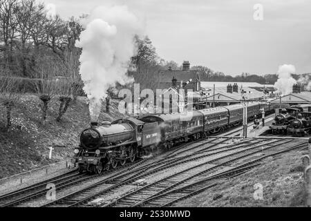 BR "B1" 4-6-0 No. 61306 "Mayflower" parte dalla stazione di Horsted Keynes sulla Bluebell Railway, East Sussex, Inghilterra, Regno Unito Foto Stock