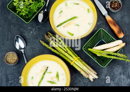 Zuppa dietetica con asparagi bianchi e verdi in ciotola. Foto Stock