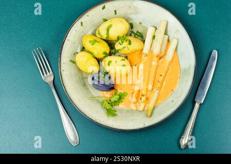 Delizioso pranzo, asparagi bianchi di stagione con patate bollite Foto Stock