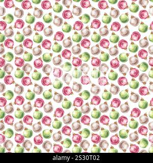 Palle dell'albero di Natale motivo senza cuciture, giocattoli rosso verde argento. Decorazioni luminose e colorate per l'anno nuovo. Illustrazione ad acquerello disegnata a mano isolata su Foto Stock