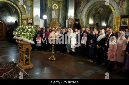 Mosca, Russia. 7 gennaio 2025. Il presidente russo Vladimir Putin, centro, partecipa a una cerimonia cristiana ortodossa di Natale presso la Chiesa di San Giorgio il Vittorioso a Poklonnaya Gora, 7 gennaio 2025 a Mosca, Russia. La religione ortodossa russa segue il calendario Giuliano che è 13 giorni più tardi del calendario gregoriano. Crediti: Vyacheslav Prokofyev/piscina del Cremlino/Alamy Live News Foto Stock