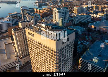 Norfolk, Virginia Stati Uniti - 8 gennaio 2022 Vista aerea dello skyline del centro di Norfolk e dell'edificio simbolo in primo piano Foto Stock