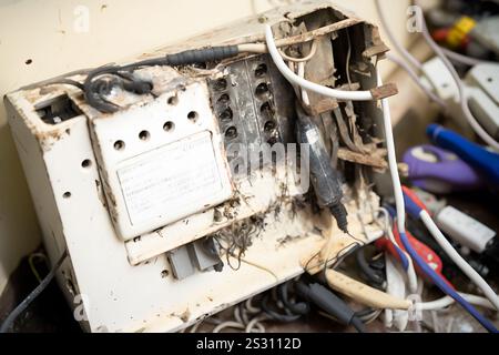 Combustione del quadro elettrico da sovraccarico o cortocircuito sulla parete. Interruttori automatici in caso di incendio e fumo causato da surriscaldamento a causa di un collegamento scadente. Rete neurale Foto Stock