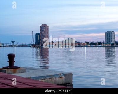 Portsmouth, Virginia - 9 marzo 2021: Centro di Portsmouth visto da Norfolk dall'altra parte del fiume Elizabeth Foto Stock