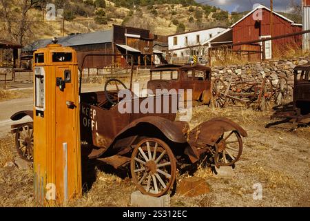 Vecchia pompa carburante, naufragi di auto nella città fantasma di Mogollon, New Mexico, Stati Uniti Foto Stock