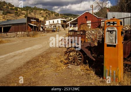 Vecchia pompa carburante, naufragi di auto nella città fantasma di Mogollon, New Mexico, Stati Uniti Foto Stock
