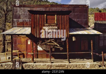 Storico teatro Mogollon, 1915, nella città fantasma di Mogollon, New Mexico, Stati Uniti Foto Stock