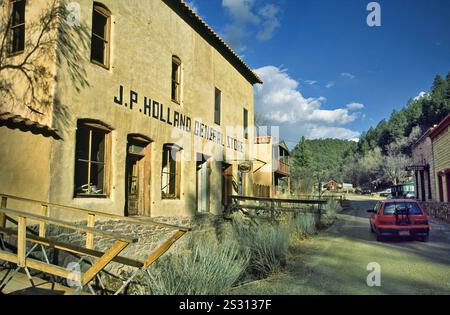 Edifici storici nella città fantasma di Mogollon, New Mexico, Stati Uniti Foto Stock