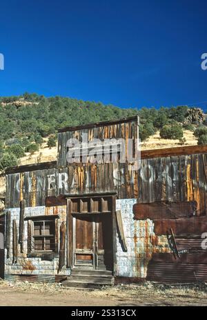 Edificio storico nella città fantasma di Mogollon, New Mexico, Stati Uniti Foto Stock