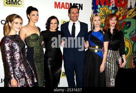 Kiernan Shipka, Jessica Pare, Elisabeth Moss, Jon Hamm, January Jones e Christina Hendricks all'AMC 'Mad Men' Season 7 premiere all'ArcLight Cinemas di Hollywood, California - 2 aprile 2014 Foto Stock