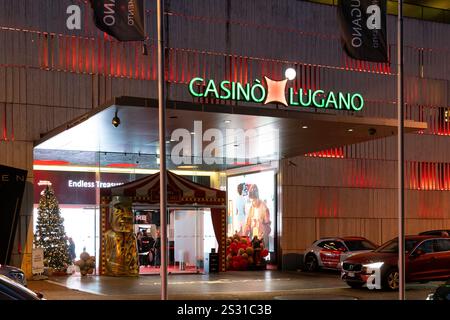 Lugano, Svizzera - 23 dicembre 2024: Vista serale dell'ingresso illuminato al Casino Lugano Foto Stock