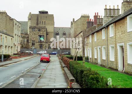 Oxford Street, Swindon. Intorno al 1994. Alloggi a schiera costruiti, seguendo le istruzioni di Isambard Kingdom Brunel, per ospitare la forza lavoro dalla vicina Great Western Railway Works nel XIX secolo. Foto Stock