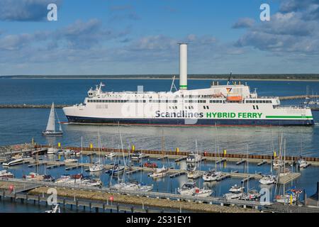 Scandlines Hybridfähre Berlin mit Rotorsegel, Hafen Warnemünde, Rostock, Meclemburgo-Vorpommern, Deutschland *** Scandlines Hybrid Ferry Berlin with Rotor Sail, Port of Warnemünde, Rostock, Meclemburgo-Vorpommern, Germania Foto Stock