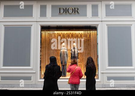 Vienna, Austria. 15 ottobre 2024 Window Shopers fuori dal Dior Shop, marchio di moda di lusso nel quartiere dello shopping nel centro di Vienna, Austria, Europa. Foto Stock