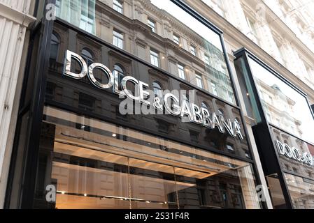 Vienna, Austria. 15 ottobre 2024 il marchio Dolce e Gabba firma su un negozio che vende articoli di lusso di moda e cosmetici nel quartiere centrale dello shopping Foto Stock