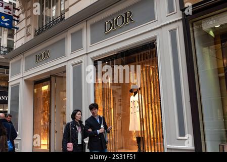 Vienna, Austria. 15 ottobre 2024 Shoppers Outside Dior Shop, marchio di moda di lusso nel quartiere commerciale di Vienna, Austria, Europa. Foto Stock