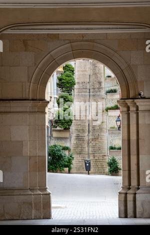 Splendido arco che conduce alla scalinata sulla piazza principale Praza de Maria Pita a Coruna, Galizia, Spagna Foto Stock