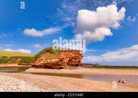 26 Giugno 2017: Budleigh Salterton, East Devon, Inghilterra, Regno Unito - la spiaggia e le scogliere sotto uno spettacolare cielo blu, con magnifiche nuvole bianche. Foto Stock