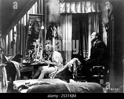 DER BLAUE ENGEL, alias THE BLUE ANGEL Emil Jannings .... Prof. Immanuel Rath Marlene Dietrich .... Lola Lola data: 1930 Foto Stock