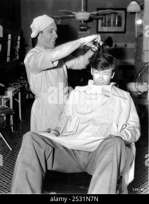 BROADWAY MELODY DEL 1938 AMICO EBSEN CHE HA IL TAGLIO DI CAPELLI - THISD NON È UNA SCENA DEL FILM MA UNA FOTOGRAFIA STUNT PUBBLICITARIA DALL'ARCHIVIO RONALD GRANT UN FILM MGM data: 1937 Foto Stock