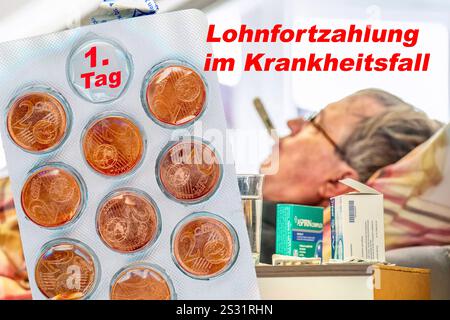 Lohnfortzahlung im Krankheitsfall soll gekürzt werden, Mann liegt mit Grippe im Bett, München, Januar 2025 Deutschland, München, Januar 2025, Lohnfortzahlung im Krankheitsfall, Debatte um Lohnfortzahlung ab dem ersten Krankheitstag, Mann liegt mit Grippe im Bett, Blisterpackung für Tabletten symbolisch gefüllt mit 2-Centstücken, Fiebermesser im Mund, Symbolfoto Grippewelle, influenza, hoher Krankenstand in der Wirtschaft, Erkältungswelle,,,, *** il pagamento continuo dei salari in caso di malattia deve essere ridotto, uomo sdraiato a letto arguto Foto Stock