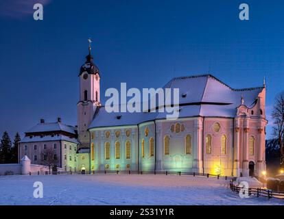 Wieskirche al crepuscolo in inverno, chiesa di pellegrinaggio al Salvatore flagellato, distretto di Steingaden, Pfaffenwinkel, Baviera, Germania, Europa Foto Stock