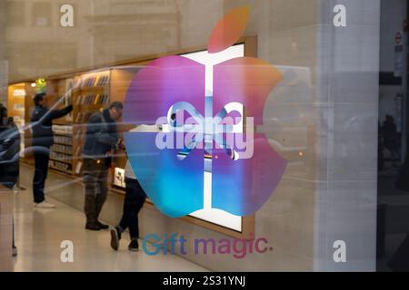 Logo Apple la vetrina del negozio fuori dall'Apple Store di punta su Regent Street il 4 dicembre 2024 a Londra, Regno Unito. Apple Inc. È una multinazionale americana specializzata in elettronica di consumo, software e servizi online. Foto Stock